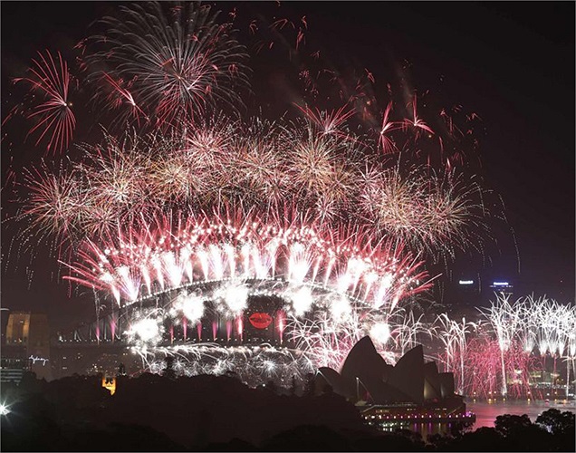 Pháo hoa tưng bừng trên cầu cảng Sydney và nhà hát opera Sydney trong lễ hội đón mừng năm mới 2013.