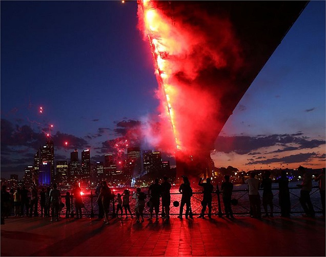 Hình ảnh ấn tượng về người dân Australia và du khách đang chiêm ngưỡng pháo hoa từ dưới chân cầu.