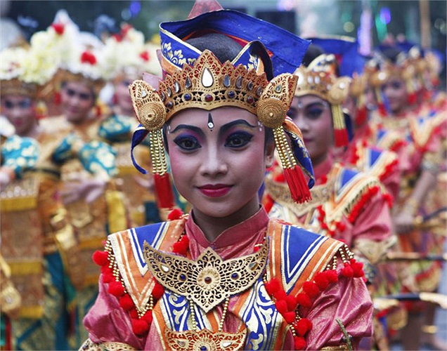 Trong khi đó, lễ hội chào mừng năm mới 2013 cũng đã diễn ra khắp hành tinh. Trong ảnh là thiếu nữ Bali (Indonesia) tham gia lễ diễu hành năm mới.