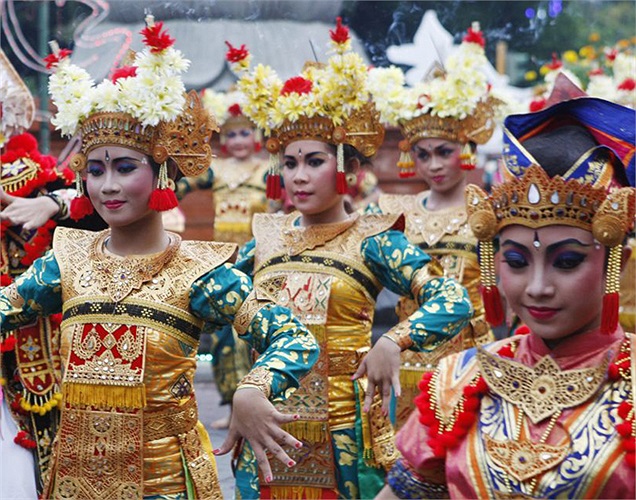 Trang phục và những vũ điệu truyền thống khiến cho đường phố trở nên cực kỳ sôi động và đầy màu sắc.