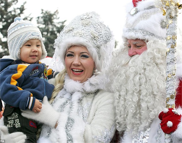 Ông già Noel cùng chia sẻ niềm vui năm mới với hai mẹ con tại Bishkek, Kyrgyzstan.