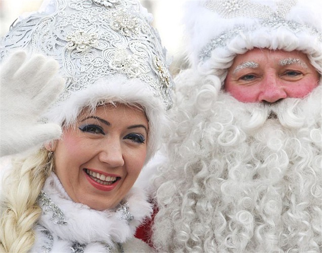 Nụ cười rạng rỡ của người phụ nữ nổi bật trên nền trắng của trang phục và không khí giá lạnh mùa đông.