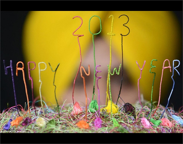 Một nghệ sĩ Ấn Độ với tác phẩm điêu khắc chào mừng năm mới 2013.