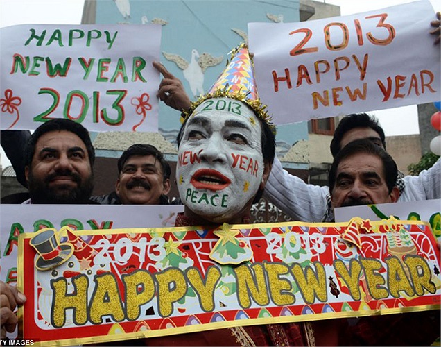 Người dân Ấn Độ với nhiều băng rôn, biểu ngữ chào năm mới.