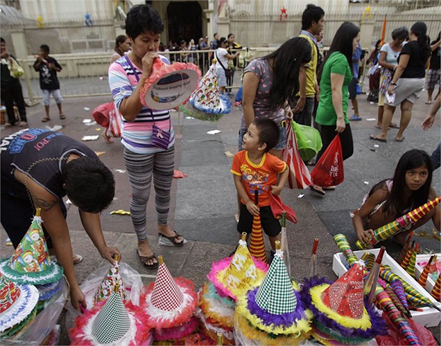 Mẹ và bé cùng dạo chơi trong lễ hội cuối năm ở Manila, Philippines.