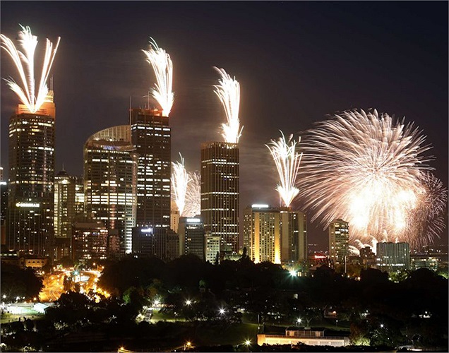 Pháo hoa rực rỡ trên bầu trời dành cho trẻ em trước khi sự kiện chính trong đêm giao thừa diễn ra. 