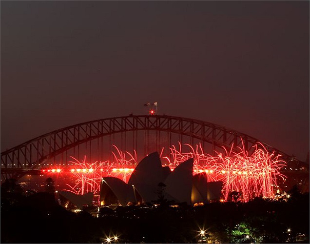 Pháo hoa ngời sáng ở khu vực xung quanh nhà hát opera Sydney.