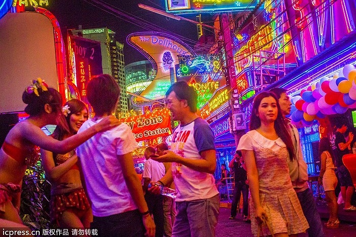 Khách trò chuyện với gái mại dâm ở một trong 3 khu đèn đỏ lớn nhất Bangkok tên Nana