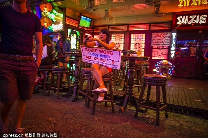 Cô gái mời gọi khách vào quán bar