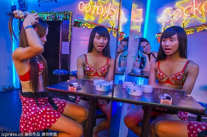 Họ ăn diện gợi cảm câu khách