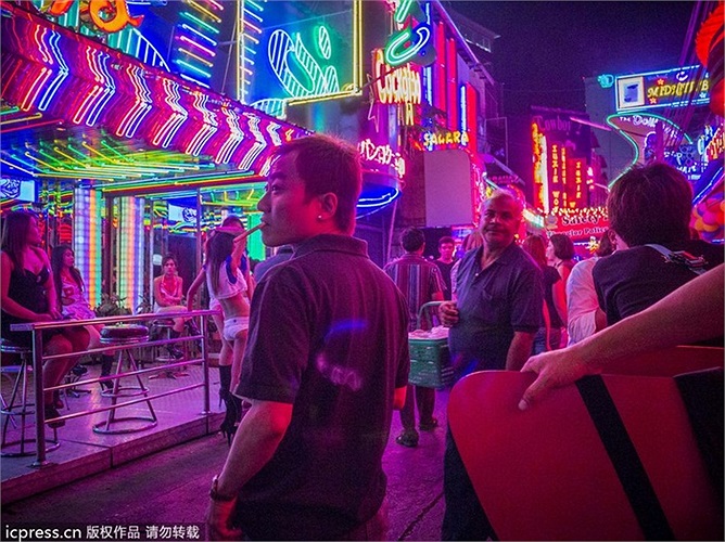 Có rất nhiều khách nước ngoài tìm tới khu đèn đỏ