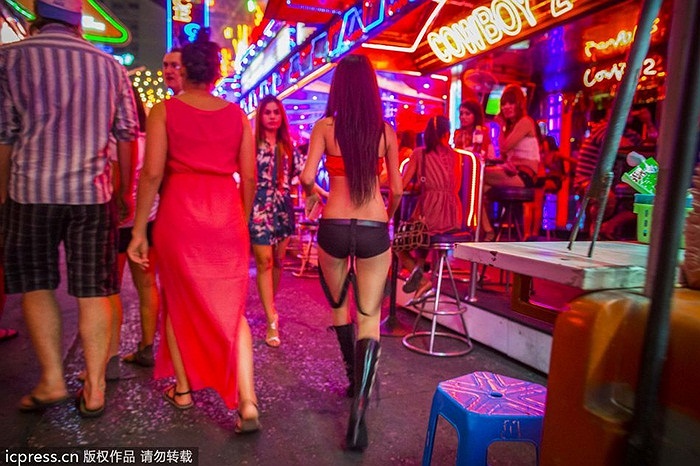 Ở khu phố đèn đỏ dễ dàng bắt gặp những cô gái ăn mặc gợi cảm