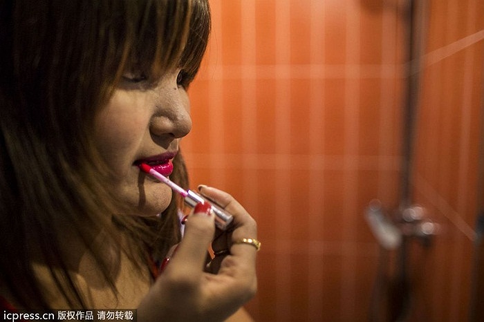 Gái mại dâm trang điểm trước khi ra tiếp khách