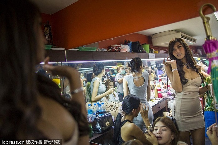 Họ tút tát nhan sắc để dụ khách