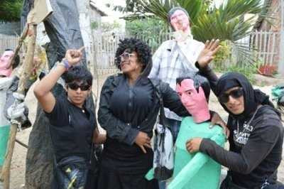 Phong tục sởn gai ốc: Đón năm mới ngoài nghĩa địa