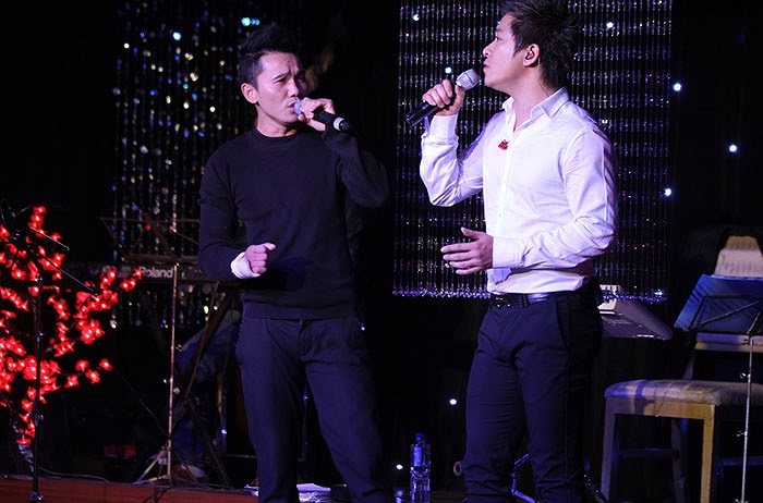 Bỏ qua những ầm ĩ không đáng có về chuyện học hành lỡ dở, Tuấn Hưng có một đêm mini show ấn tượng tối qua (11/1) tại Hà Nội.