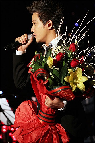 Nam ca sĩ cũng chia sẻ, thời gian qua, anh bay show hải ngoại khá nhiều nhưng vẫn dành thời gian để thực hiện album mới và sẽ phát hành vào cuối tháng 1. 