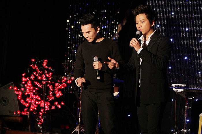 Dù cánh tay phải đang bó bột do bị gãy trong lúc đá bóng nhưng tối qua 11/1), Anh Tú vẫn đến ủng hộ cho đêm nhạc của Tuấn Hưng tại một phòng trà của Hà Nội. 