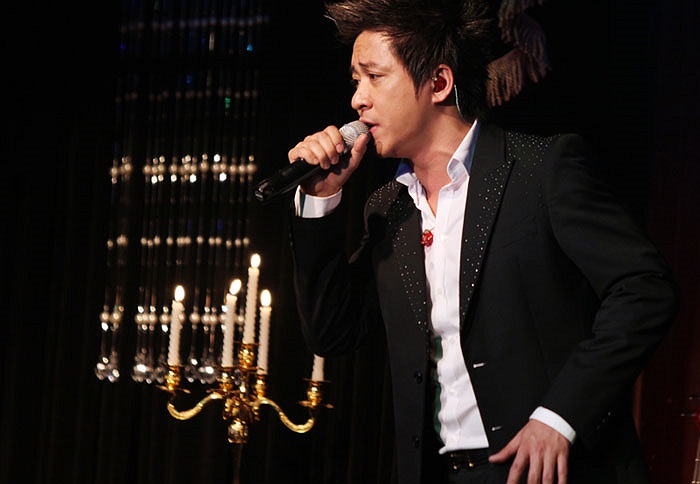 Tuấn Hưng vừa mới bay ra từ Sài Gòn nhưng không nghỉ ngơi mà đến ngay điểm diễn. Anh không ngờ thời tiết về khuya của thủ đô lại lạnh buốt khiến anh run cầm cập phía trong cánh gà. 