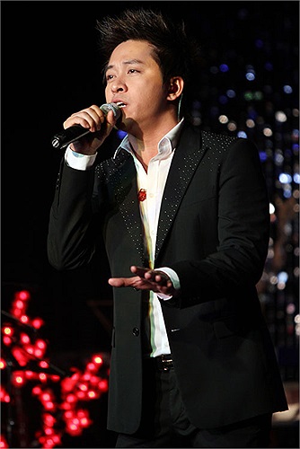 Để làm ấm không gian giá rét của khán phòng, anh đã chọn những bài hát sôi động như 'Trả nợ tình xa' khiến khán giả vỗ tay không ngớt.