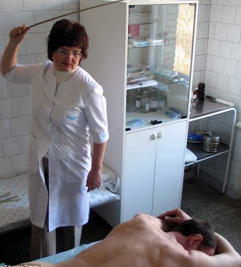 Quật roi vào mông trị nghiện rượu, ma túy