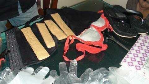 Quý bà giấu 4,3 kg ma túy trong nội y