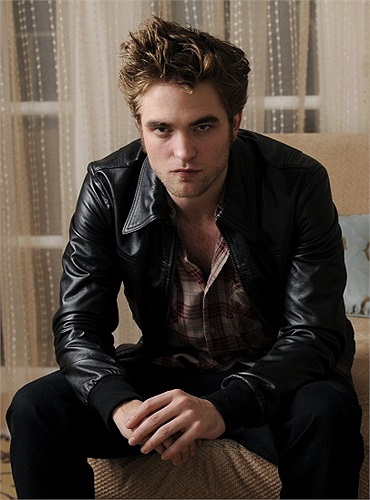 Ma cà rồng Robert Pattinson tuột mất ngôi đầu và ngậm ngùi đứng vị trí thứ 2.