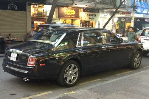 Rolls-Royce Phantom rồng xếp hàng trên phố Sài Gòn