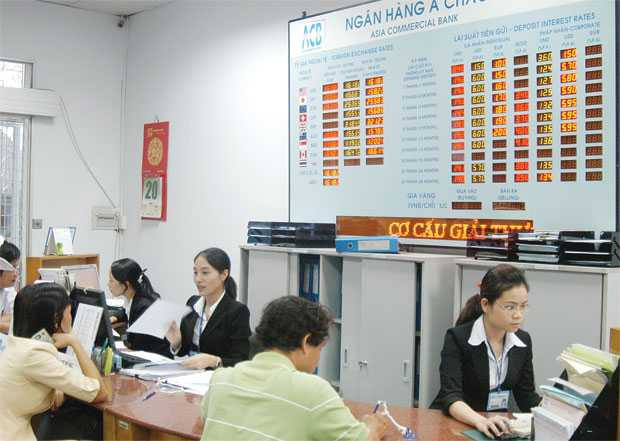 Sau giảm lương, ngân hàng cắt tiếp gì?