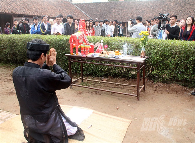 Gần 100 sinh viên nước ngoài đang học tập tại Hà Nội đã có một ngày thú vị khi chiêm ngưỡng và trải nghiệm nét văn hóa truyền thống trong dịp Tết cổ truyền của Việt Nam. Trong ảnh là nghi lễ dựng cây nêu ngày Tết