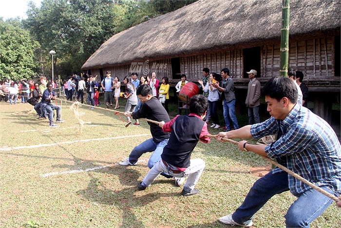 Tham gia sôi nổi vào trò chơi kéo co