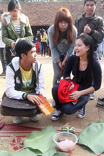 Rất thích thú khi được nghe kể về sự tích bánh chưng - bánh dày