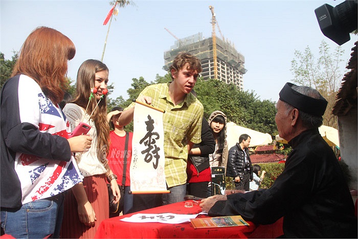 Những sinh viên Nga cũng hồ hởi khi được một bậc cao niên tặng chữ trong ngày Tết