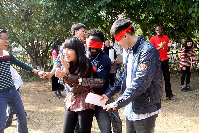 Những du học sinh nước ngoài cũng rất khéo léo trong trong trò chơi : Bịt mắt bắt dê