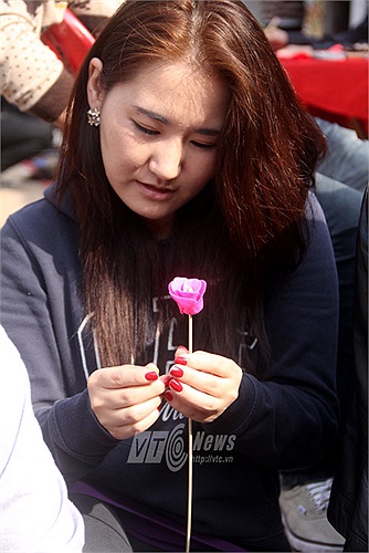 Cô nữ sinh đến từ Mông Cổ tỏ ra rất khéo tay khi nặn tò he