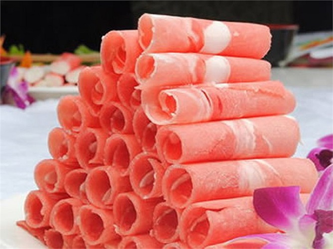 Khi thái lát mỏng, cuộn tròn thế này đặt trên các bàn ăn, khó có thể biết được chất lượng thực sự thế nào 
