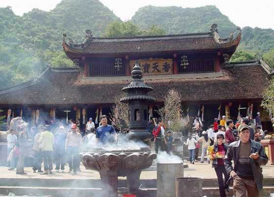 Sự thật đằng sau chuyện lái đò 'gạ' khách ở chùa Hương