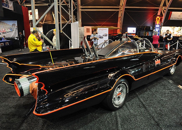 Được nâng cấp từ chiếc Lincoln Futura concept 1955 mua với giá chỉ 1 USD, chiếc Batmobile ra đời sau 15 ngày làm việc miệt mài cùng chi phí 15.000 USD.