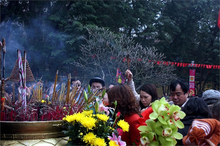 Thắp hương tưởng nhớ người anh hùng của dân tộc.