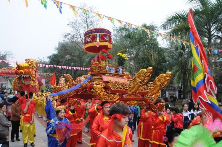 Lễ rước kiệu vua Quang trung chính thức bắt đầu.