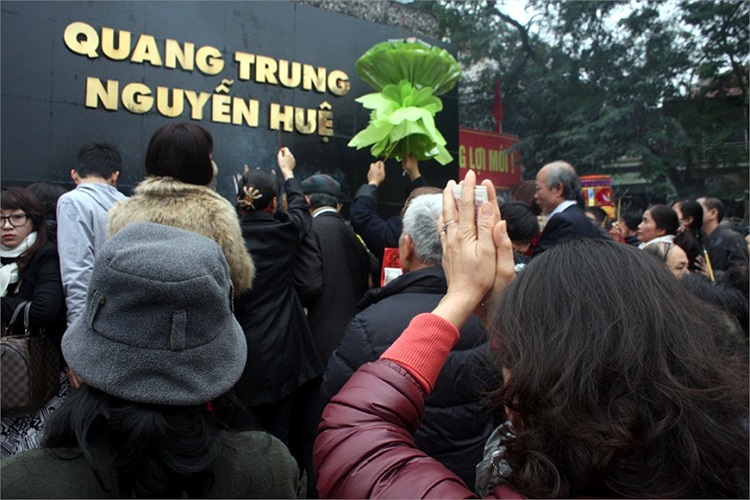 Hàng ngàn người thành kính trước tượng đài vua Quang Trung.