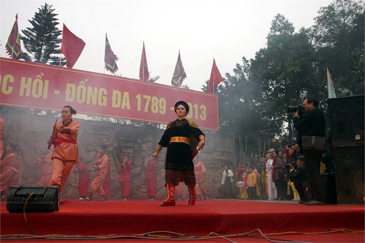 Hình ảnh vua Quang Trung được tái hiện trên sân khấu.