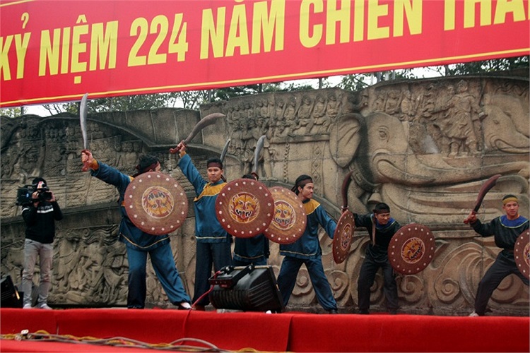 Trong ngày hội có nhiều trò chơi vui khoẻ, thể hiện rõ tinh thần thượng võ. 