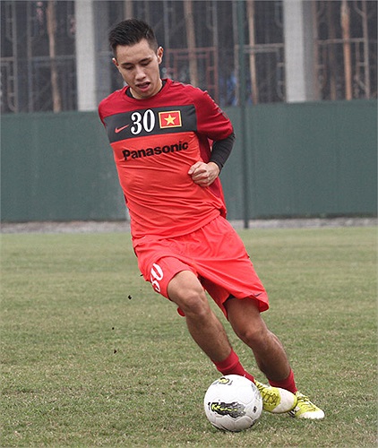 Phải tới 21h đêm qua Michal Nguyễn mới về tới Việt Nam. Tuy nhiên, ngay sáng nay cầu thủ Việt kiều này đã xỏ giày ra sân chơi bóng với nền tảng thể lực sung mãn