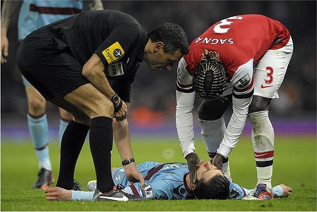 Hậu vệ trẻ Danny Potts phải nhập viện khẩn cấp sau gần 10 phút bất tỉnh vì pha va chạm với hậu vệ Sagna của Arsenal. Vụ việc xảy ra trong trận đấu bù vòng 19 Premier League giữa Arsenal và West Ham rạng sáng nay (Arsenal thắng 5-1)