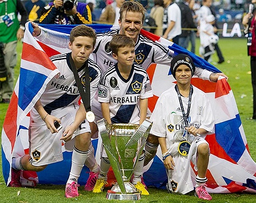 Vậy là sau một thời gian dài tranh cãi hướng nghiệp cho con, vợ chồng nhà cựu danh thủ người Anh đã đồng thuận cho cậu cả Brooklyn gót cha