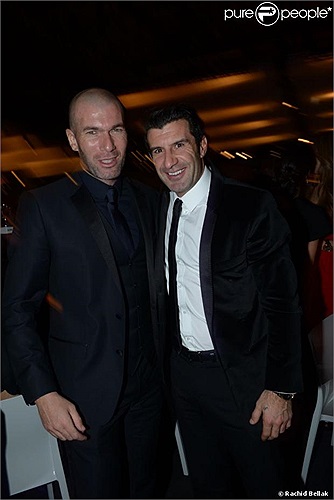 Hai cựu danh thủ phấn khởi chụp hình chung