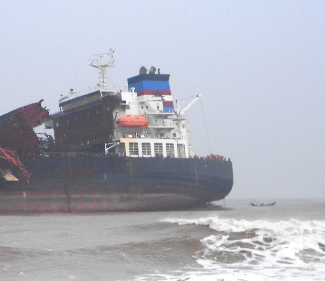 Tàu Malaysia gãy đôi, trôi dạt tự do trên biển