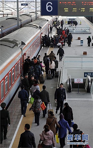 Hành khách lên đường trở lại công việc thường ngày sau kỳ nghỉ Tết Nguyên đán kéo dài