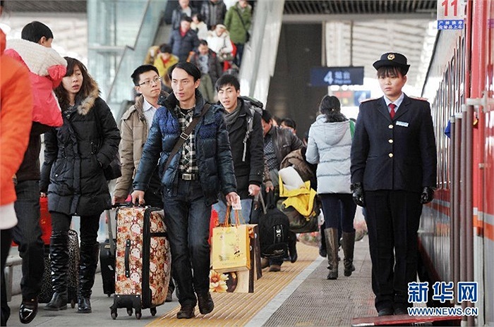 Người dân tay xách nách mang sau kỳ nghỉ Tết Nguyên Đán